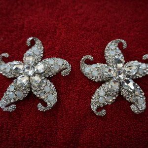 2 star shaped brooches